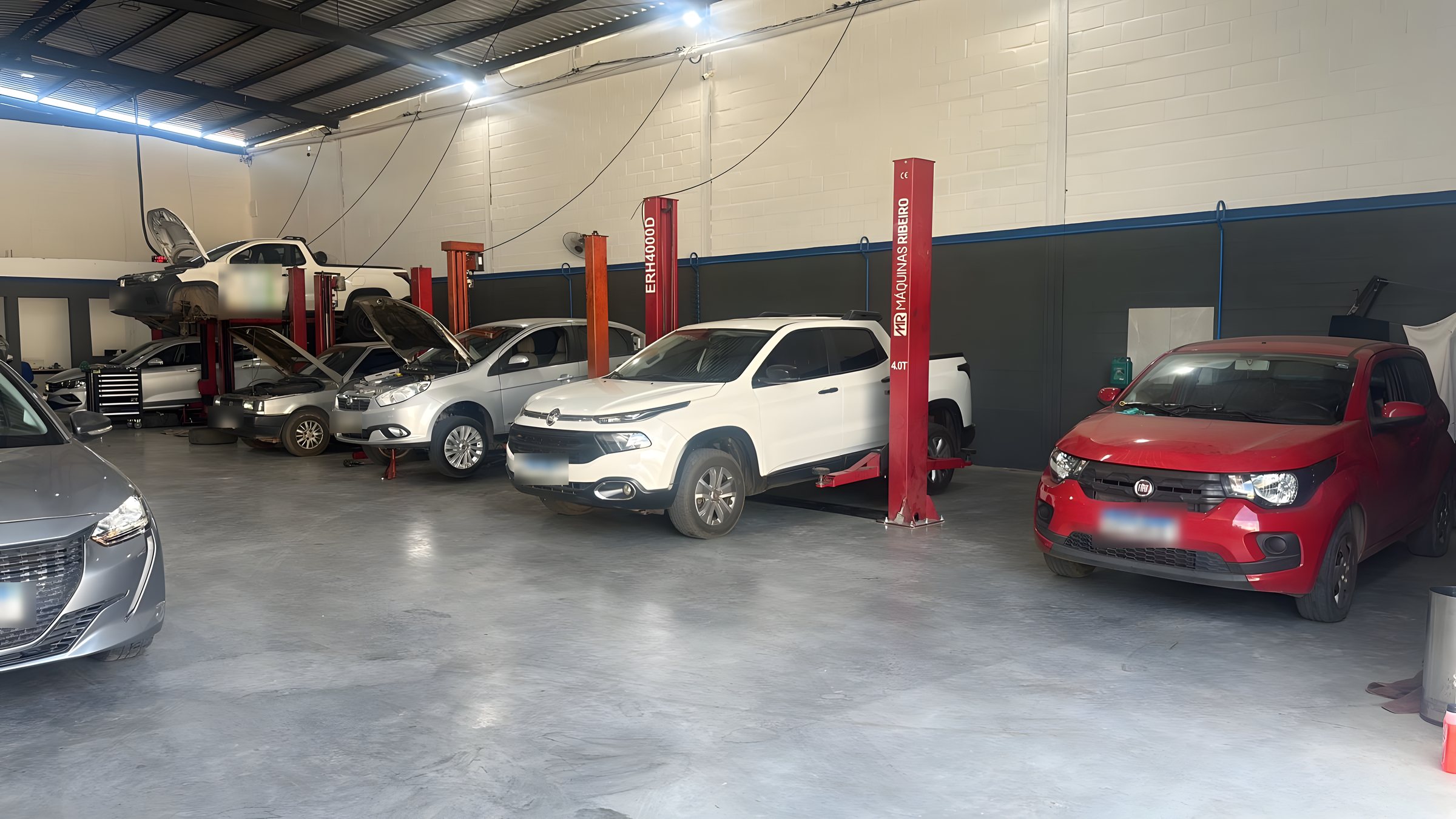 Elevadores e carros no galpão novo