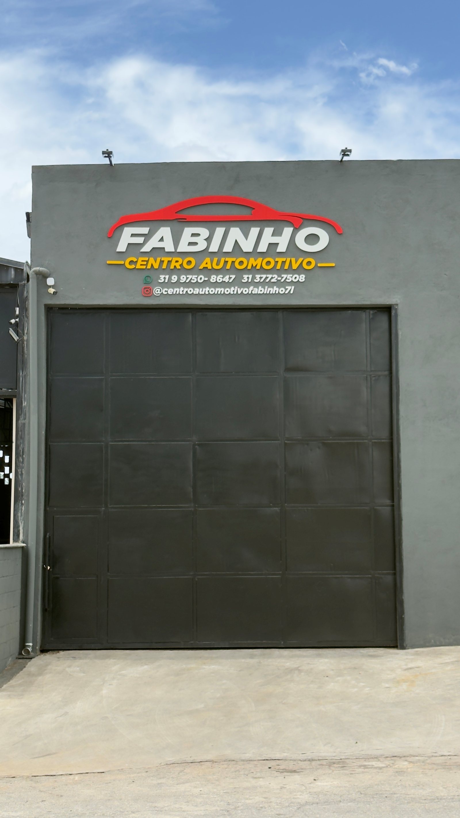 Fachada do galpão com o letreiro do Fabinho Centro Automotivo