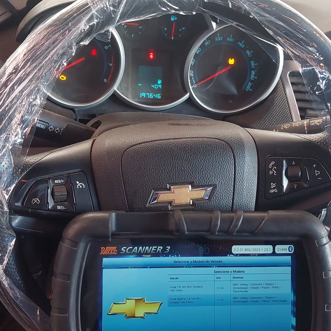 Scanner de diagnóstico ligado no painel de um Chevrolet Cruze